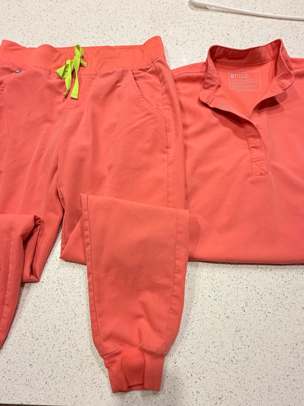 FIGS Kids Coral Joggers with Lime Drawstring
Top size XS, pants Zamora S
